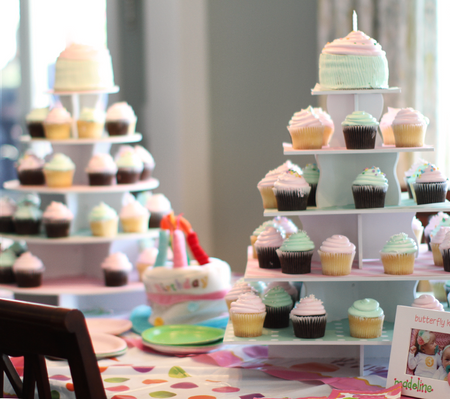 10 Pretty Cupcake Tower Ideas for Displaying Your Masterpieces